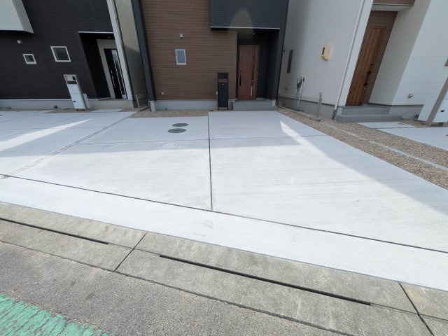 リナージュ美浜町奥田　2号棟の駐車場|並列駐車2台可能なカースペース