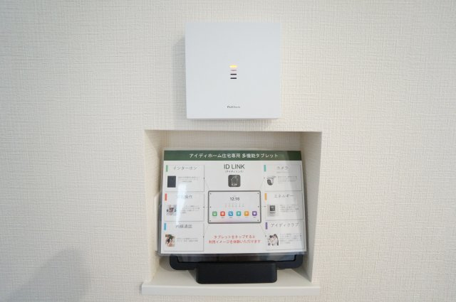 リナージュ美浜町奥田　2号棟の設備|インターホンの対応やTV、エアコンの操作など家電や住宅機器にリンクすることで、室内の付属のタブレットからの操作が可能なスマートハウス！