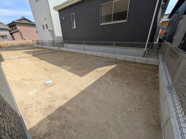 リナージュ美浜町奥田　2号棟の庭|陽当たりのいい南側に広いお庭あり♪明るいお庭でガーデニングなどの趣味をしたり、お子様の遊び場としてもぴったり。
