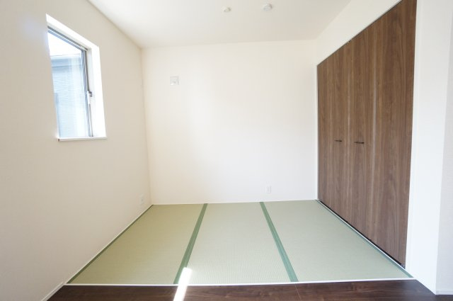 リナージュ美浜町奥田　2号棟の和室|ちょっとした来客用に客間としても大活躍な畳コーナー。大型収納があり、お子様の遊び場や家事、趣味のスペースなど様々なシーンで活用できます。