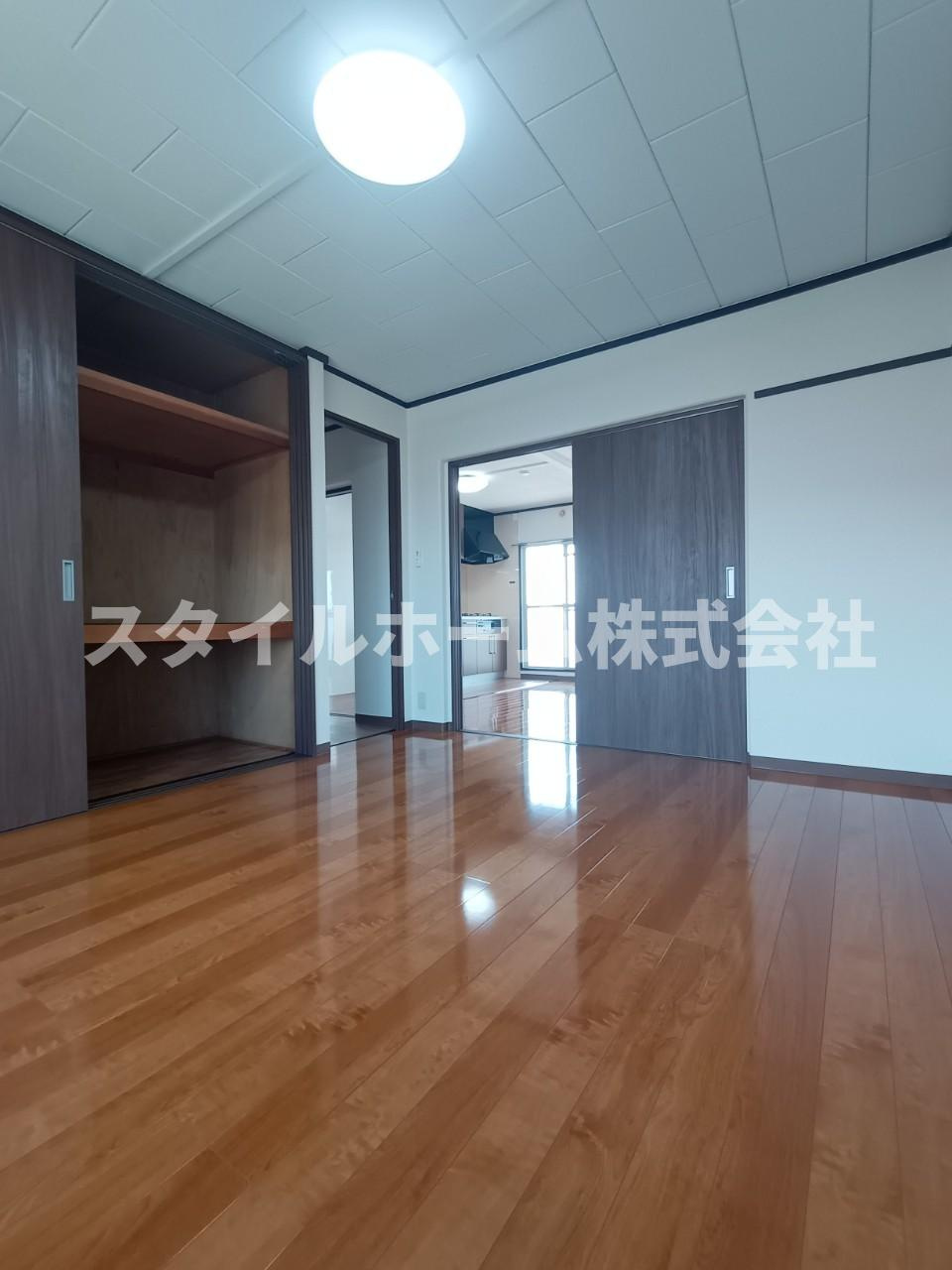 メゾン梨野の居間・リビング|同建物内別部屋の写真です。