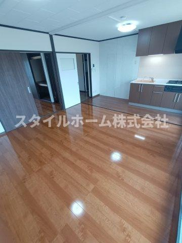 メゾン梨野の居間・リビング|同建物内別部屋の写真です。