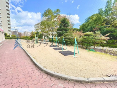 【その他】 | 須磨パークヒルズA棟 | エントランスを出るとすぐに公園があります♪