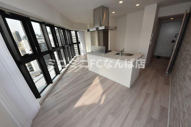 コンフォリアリヴ本町ＷＥＳＴ Ｑの居間・リビング