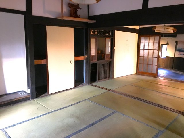 御宿町上布施　中古戸建の和室|床の間・押入付きの和室。