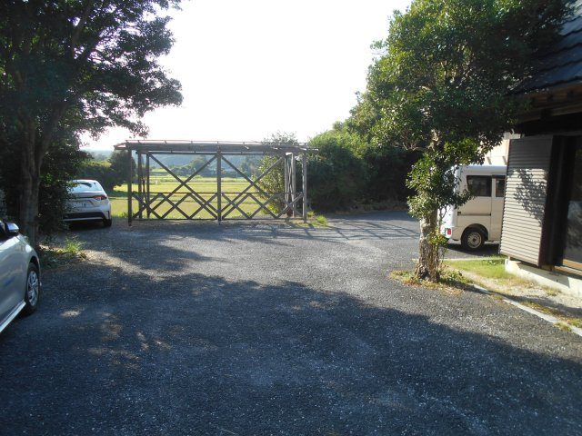 御宿町上布施　中古戸建の駐車場|駐車スペースたっぷり