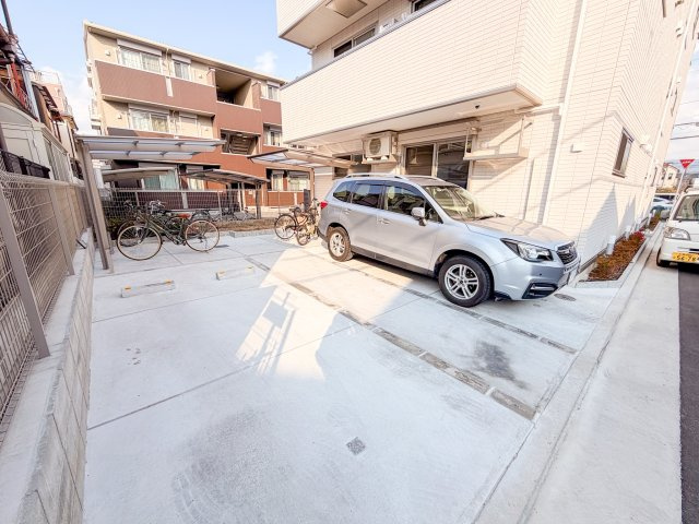 ヴェールエール太子堂の駐車場