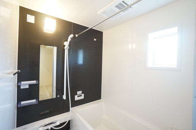 リナージュ美浜町奥田　3号棟の浴室|雨の日のお洗濯に大活躍な浴室乾燥機付！広々浴室1坪タイプ！