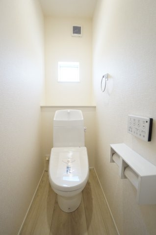 リナージュ美浜町奥田　3号棟のトイレ|1階2階にトイレがあり、お掃除しやすい機能や工夫が満載！スッキリコンパクトなシャワートイレで温水洗浄便座が冬は暖かく快適です。
