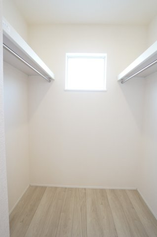 リナージュ美浜町奥田　3号棟の収納|1階玄関横にあるファミリークロークは家族のカバンやコート、趣味のお道具置き場に便利なスペース♪