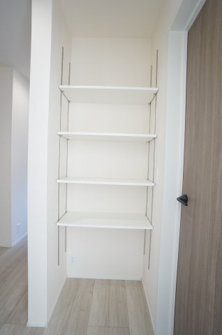 リナージュ美浜町奥田　3号棟の収納|2階廊下に可動棚付の収納があり掃除道具や小物の収納に便利！