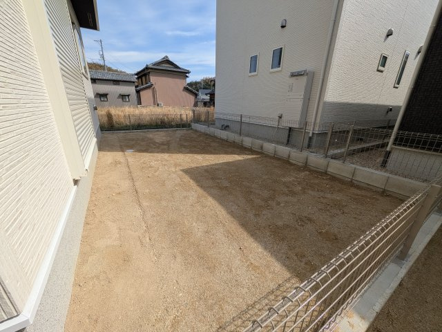 リナージュ美浜町奥田　3号棟の庭|南側の広いお庭はお子様の遊び場やガーデニングなど家族で楽しめる嬉しい広さ！！