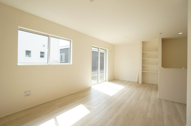 リナージュ美浜町奥田　3号棟の居間・リビング|明るい光がさしこむリビング