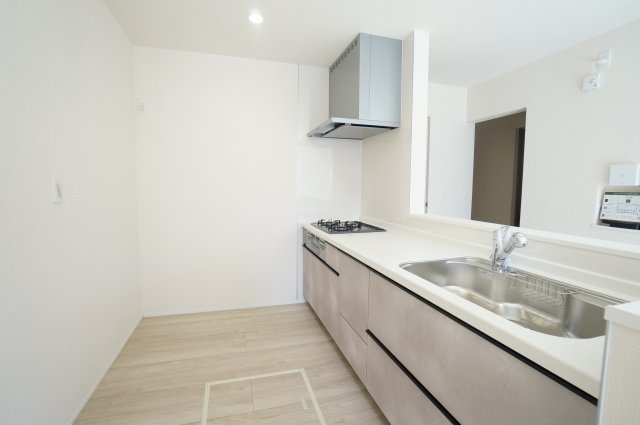 リナージュ美浜町奥田　3号棟のキッチン|お料理しながら会話弾む対面キッチン！！家族の温かい時間を演出！！