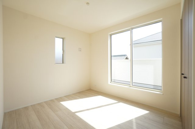 リナージュ美浜町奥田　3号棟の洋室|2階5.2帖洋室はバルコニーに面した明るい居室。