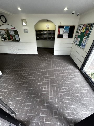 クローバーハイツ市岡のエントランス