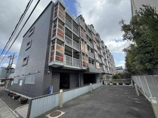 想定年間賃料　54万　想定利回り　9.03％　鉄骨造の外観