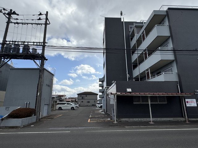 想定年間賃料　54万　想定利回り　9.03％　鉄骨造の外観