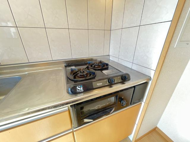 プロバァンス　ヴィラのキッチン|グリル付き2口コンロ