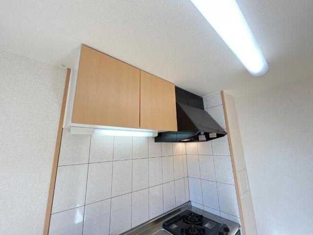 プロバァンス　ヴィラのキッチン|吊り戸棚、レンジフード