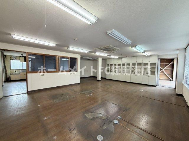 新船３丁目倉庫の内装