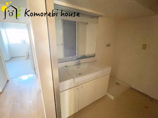 ベルヴィル大宮B棟の独立洗面台|独立洗面台、小物を置くことができて便利です