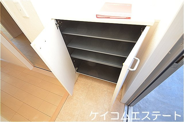 北九州市八幡西区永犬丸４丁目のアパートの玄関