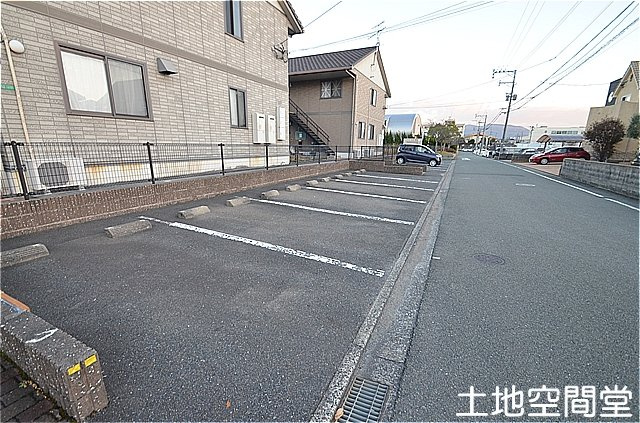 アスティオス洞南A棟の駐車場