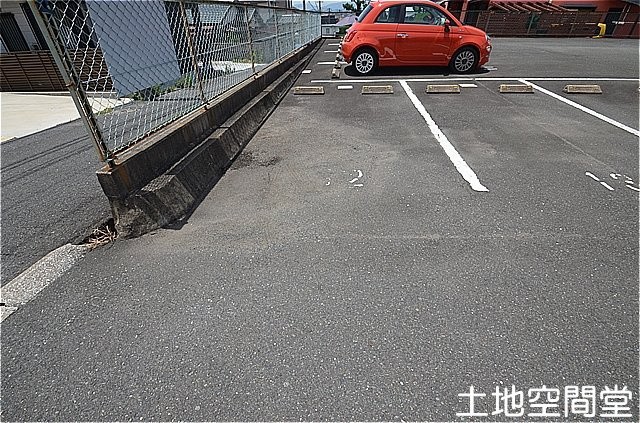中の原1丁目　貸家の駐車場