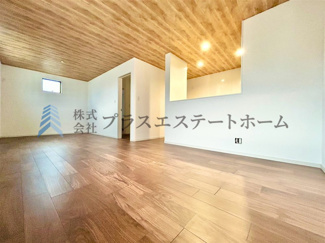 【居間・リビング】 | 垂水区山手8丁目　新築戸建 | 2階リビングで明るいです♪天井もウッド調で山小屋のようで木のぬくもりがあります♪床暖房あります♪