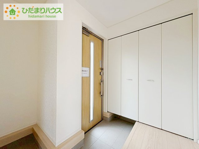 東海村亀下第1　新築戸建　2号棟の玄関|"玄関は常にすっきり片付いているのが理想！
これだけの大容量シューズボックスがあれば、捨てたくないものを捨てたりする必要もありません♪"