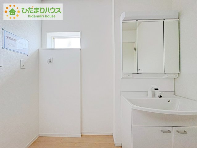 東海村亀下第1　新築戸建　2号棟の独立洗面台|三面鏡の大きな鏡は憧れます(^^♪ 鏡の後ろは収納となっていて、細かいものでも収納できるのでスッキリと整理できます！