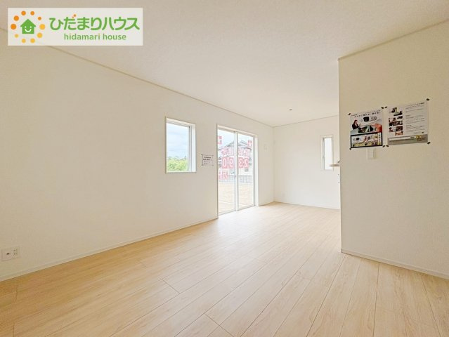 東海村亀下第1　新築戸建　2号棟の居間・リビング|南に面した大きな窓から差し込む光で日中は電気いらず♪