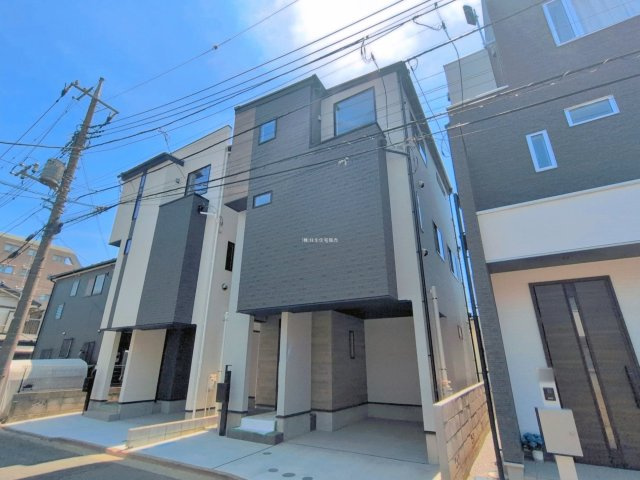 入間郡三芳町大字藤久保の新築一戸建の外観|2026年5月撮影　
鶴瀬駅徒歩13分、閑静な住宅街♪
折上天井で開放的なリビングは19.8帖のゆとりの広さ。
資料請求やご見学などお気軽にお問い合わせください。