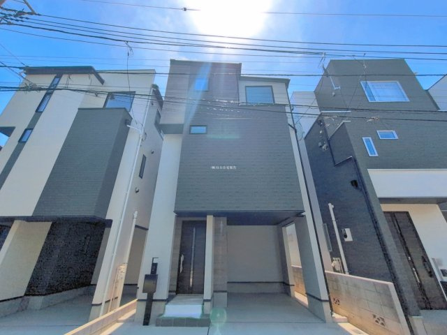 入間郡三芳町大字藤久保の新築一戸建の外観|フルフラットの対面キッチンはリビング全体を見渡せて開放的♪ご家族との会話を楽しみながら家事ができます。