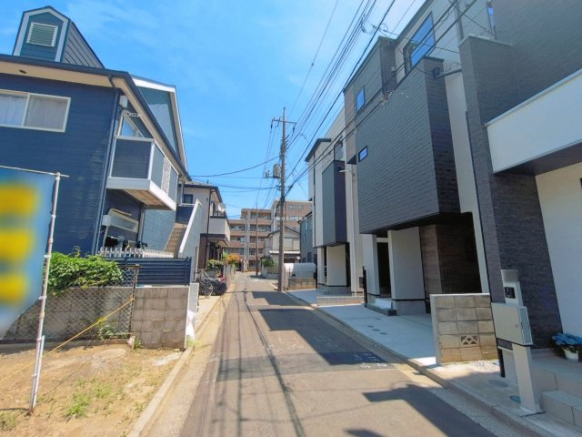 入間郡三芳町大字藤久保の新築一戸建の前面道路含む現地写真