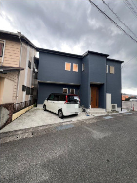 高知市鴨部2丁目　中古一戸建ての外観|周囲と調和しながらも個性が光る、洗練された外観