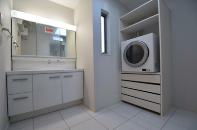 【独立洗面台】 | 南台２丁目～LDK約２０.２帖・ルーフバルコニー付新築戸建～ | 衣類乾燥機乾太くん