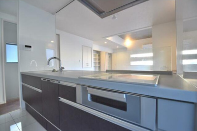 【キッチン】 | 南台２丁目～LDK約２０.２帖・ルーフバルコニー付新築戸建～