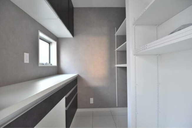 【キッチン】 | 南台２丁目～LDK約２０.２帖・ルーフバルコニー付新築戸建～ | パントリー