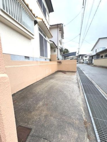 魚住町金ヶ崎戸建の駐車場