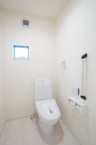 リナージュ美浜町奥田　5号棟のトイレ|2ヶ所あるトイレはお掃除しやすい機能や工夫が満載。スッキリコンパクトなシャワートイレで温水洗浄便座で冬は暖かく快適です