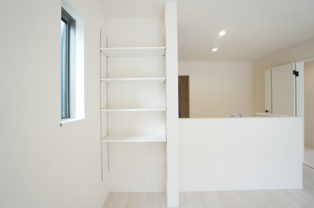 リナージュ美浜町奥田　5号棟の収納|リビングの可動棚つきの収納スペースは携帯の充電やネット機器の置き場にオススメ！コンセントがあり、お掃除ロボットの充電場所にも嬉しい♪