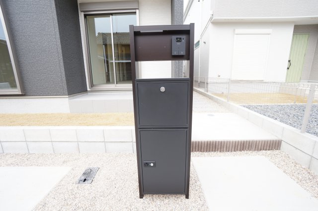 リナージュ美浜町奥田　5号棟の設備|宅配ボックス付きのポスト！