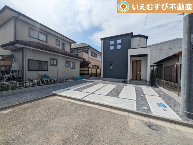 GRAFARE　深谷市上柴町東の駐車場|並列3台駐車可能なゆとりのカースペース
複数台車をお持ちでも、お友達が遊びに来てもゆとりの駐車スペース！