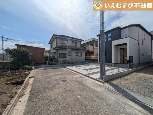 GRAFARE　深谷市上柴町東の前面道路含む現地写真|充分な広さの4.2ｍ前面道路
間口が広くお車の出し入れも問題なく行えるスペースが確保されています♪