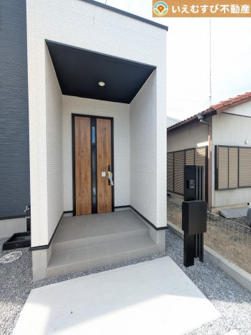 GRAFARE　深谷市上柴町東のエントランス|落ち着いた色づかいのエントランス
駐車場からアクセスの良いエントランス。雨の日や荷物が多くても安心の動線♪