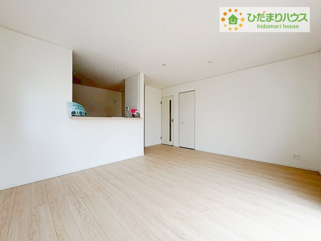 東海村亀下第1　新築戸建　3号棟の居間・リビング|リビング大きな窓からは、暖かな日の光が降り注ぎます・・・