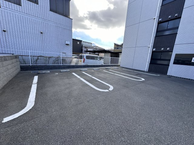 コレクト　ライルの駐車場