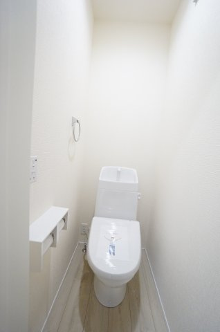 リナージュ美浜町奥田　6号棟のトイレ|1階2階にトイレがあり、お掃除しやすい機能や工夫が満載。スッキリコンパクトなシャワートイレで温水洗浄便座で冬は暖かく快適です